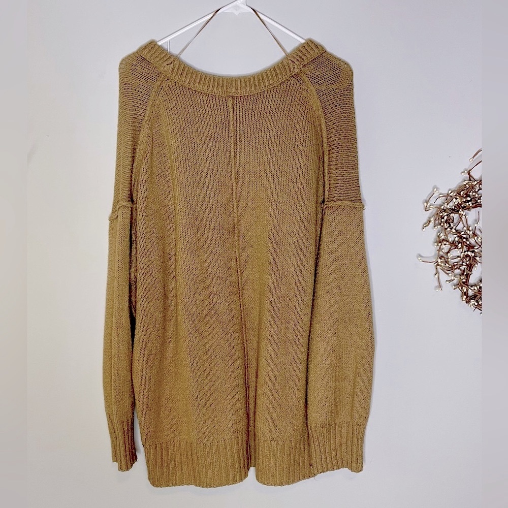 Free People Deep V Neck sweater! Can be worn Off one shoulder Size M - Picture 8 of 8